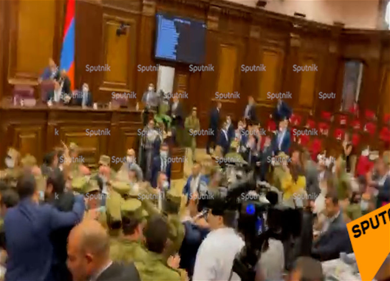 Армянский парламент: Ни дня без драки. На этот раз в ход пошли бутылки – ВИДЕО
