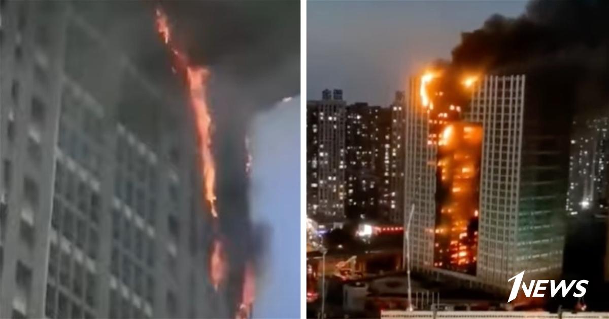 Горела высотка. В Китае горит высотка. Горящая высотка в Китае видео. Пожар в китайском Даляне 27 августа. Высотка в Китае сгорела от.