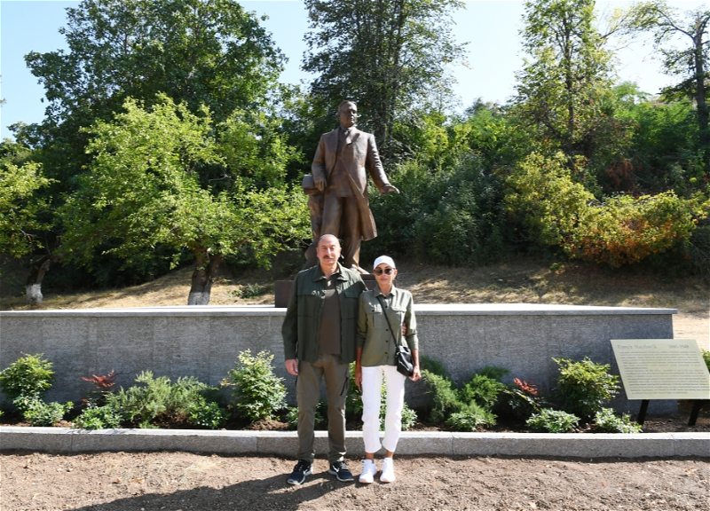 Президент Ильхам Алиев и первая леди Мехрибан Алиева приняли участие в открытии в Шуше памятника Узеиру Гаджибейли - ФОТО