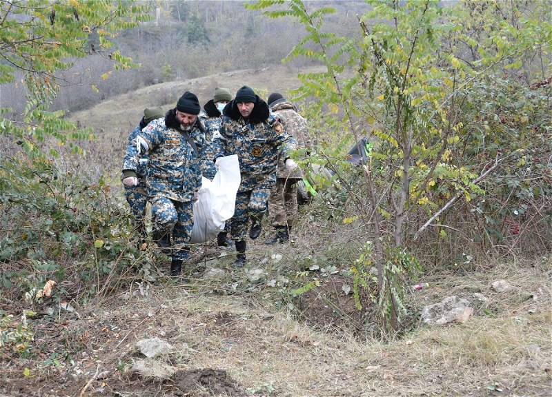 На освобожденных территориях все еще находят останки армянских военных