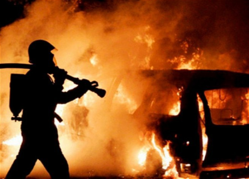 В Баку на автостоянке в подвале многоэтажного дома загорелся автомобиль