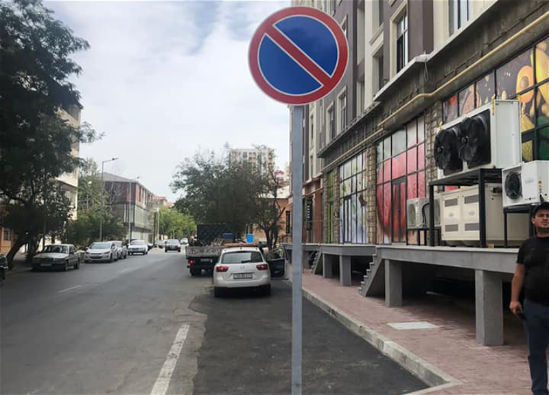 В Баку ради парковки был незаконно урезан тротуар - ФОТО