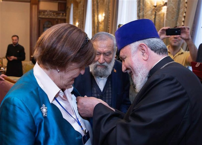 Баронесса Кэролайн Кокс за продвижение армянской лжи удостоена ордена из рук католикоса всех армян