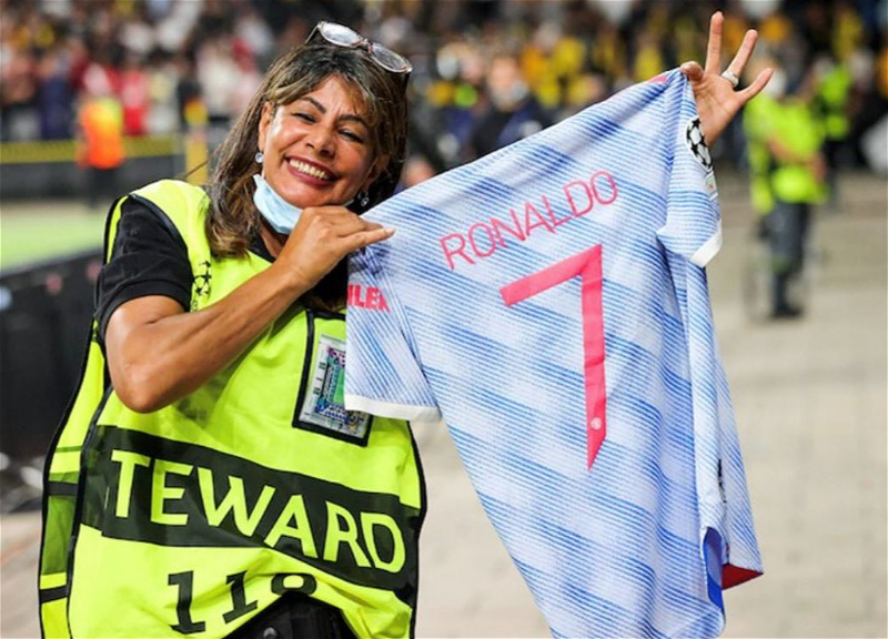 Роналду подарил футболку девушке-стюарду, которой попал мячом в голову - ФОТО