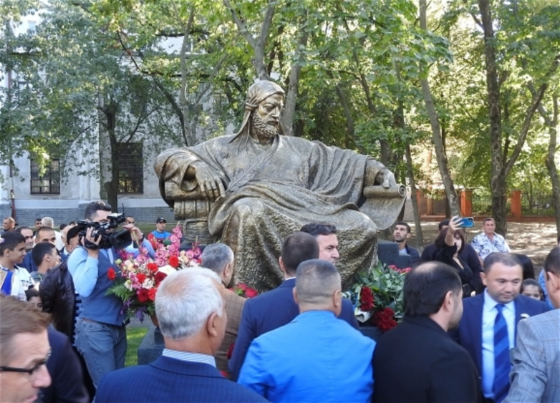 В Харькове открыли памятник Низами Гянджеви – ФОТО