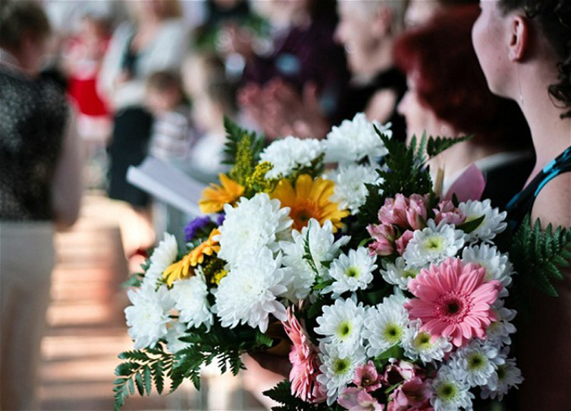 Можно ли дарить учителям цветы в этом году? Отвечает Минобразования