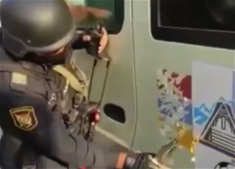 Азербайджанский полицейский сдирает флаг несуществующей «НКР» − ВИДЕО