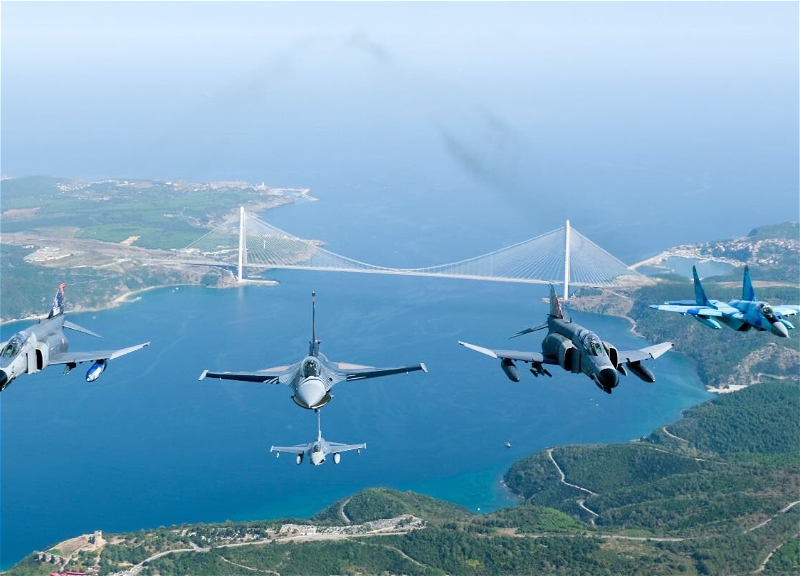 Минобороны Турции показало кадры совместных полетов с самолетами ВВС Азербайджана над Босфором - ФОТО