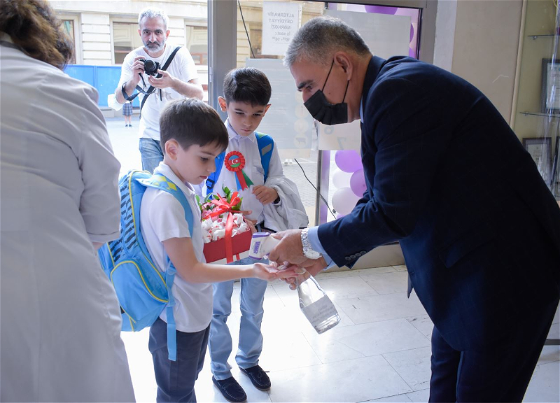 В Баку у троих школьников и одного учителя выявлена высокая температура