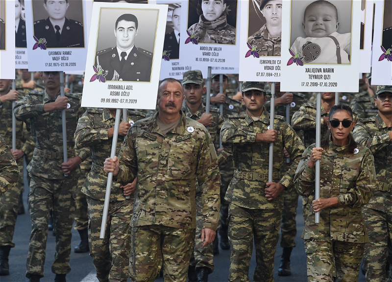 Президент Ильхам Алиев и первая леди Мехрибан Алиева приняли участие в шествии в память о погибших в Отечественной войне – ФОТО