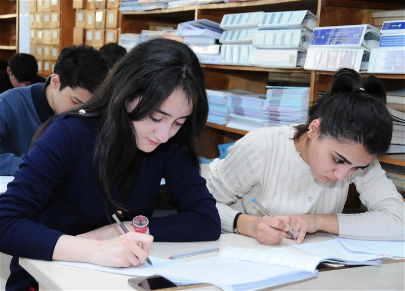 В Азербайджане возобновляется очная форма обучения для старшеклассников и студентов