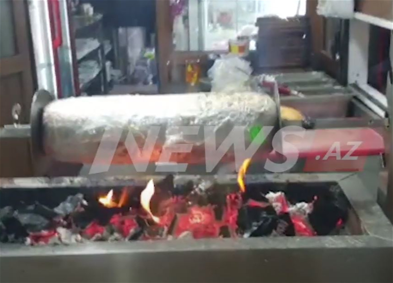 Опасно для жизни: В одной из «донерных» Баку мясо готовят вместе с упаковкой - ВИДЕО