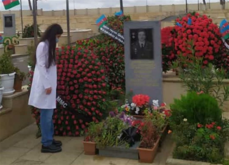 В первый учебный день дочь Полада Гашимова посетила могилу отца - ФОТО