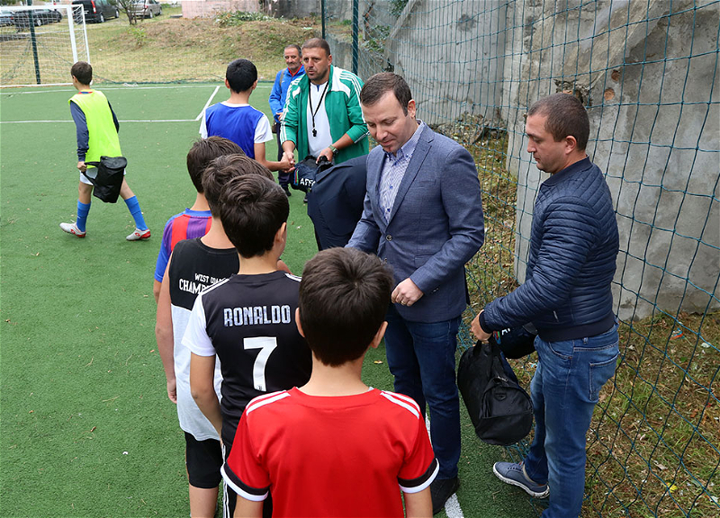 Эльхан Мамедов посетил Шеки и встретился с юными футболистами - ФОТО