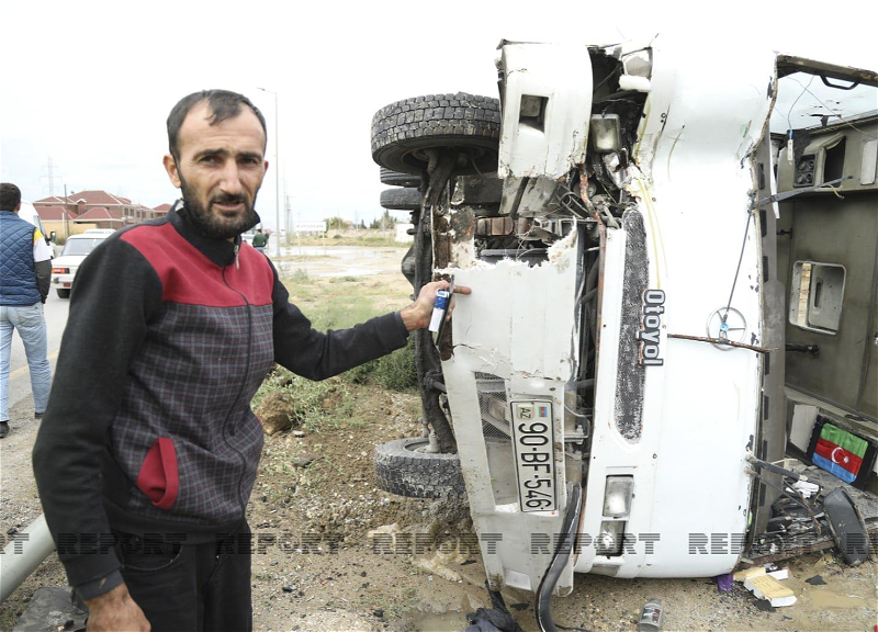 Abşeronda sərnişin avtobusu aşıb, xəsarət alanlar var - FOTO
