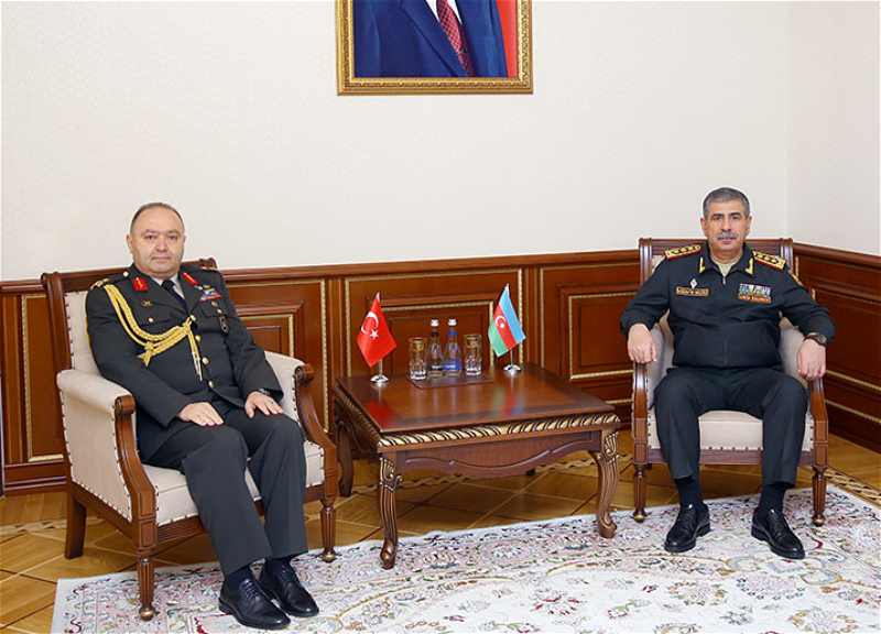 Новый военный атташе Турции представлен министру обороны Азербайджана