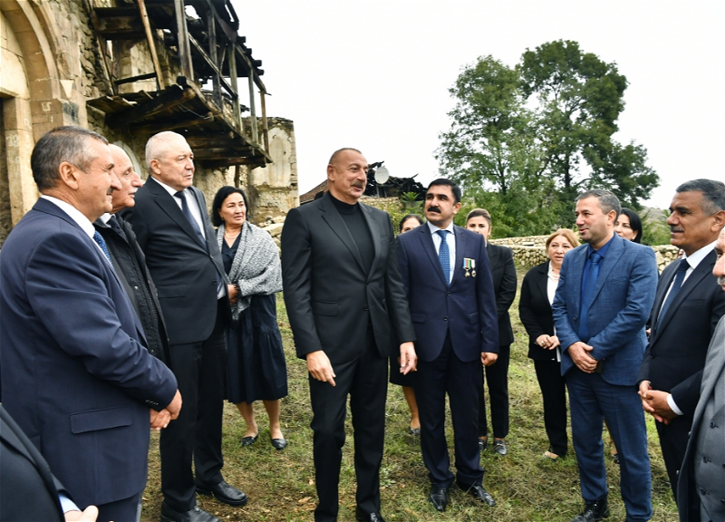 Ильхам Алиев вместе с представителями общественности Ходжавендского района посетил село Туг - ФОТО