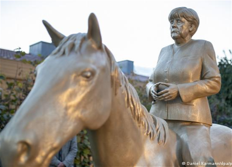 В немецкой деревне установили памятник Меркель по инициативе жителей - ФОТО