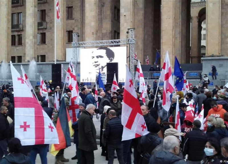 Сотни человек в Тбилиси потребовали освободить Саакашвили