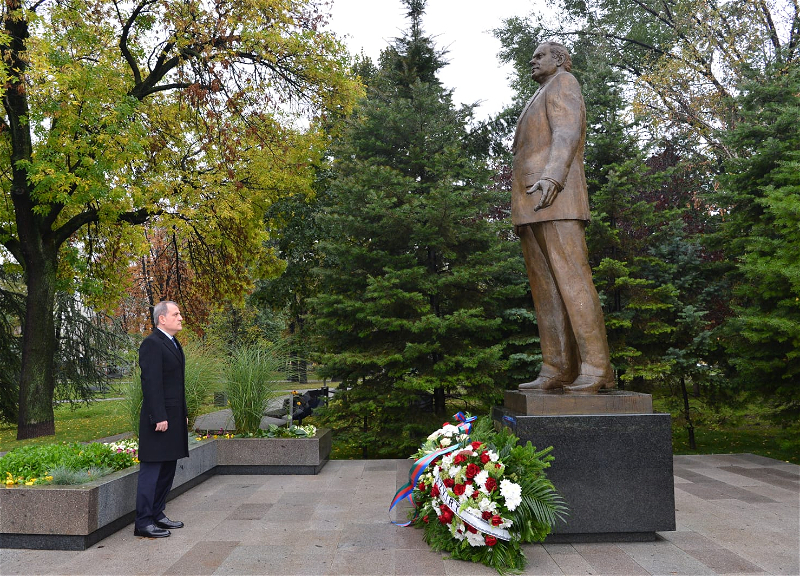 Джейхун Байрамов возложил цветы к памятнику Гейдара Алиева в Белграде - ФОТО