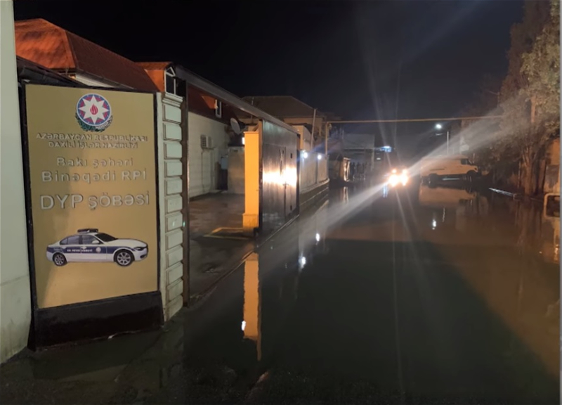 В Баку здание Управления Государственной дорожной полиции затопило канализацией – ВИДЕО