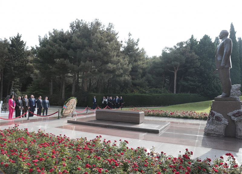 Делегация Верховной Рады Украины посетила Аллею почетного захоронения и Шехидляр хиябаны - ФОТО