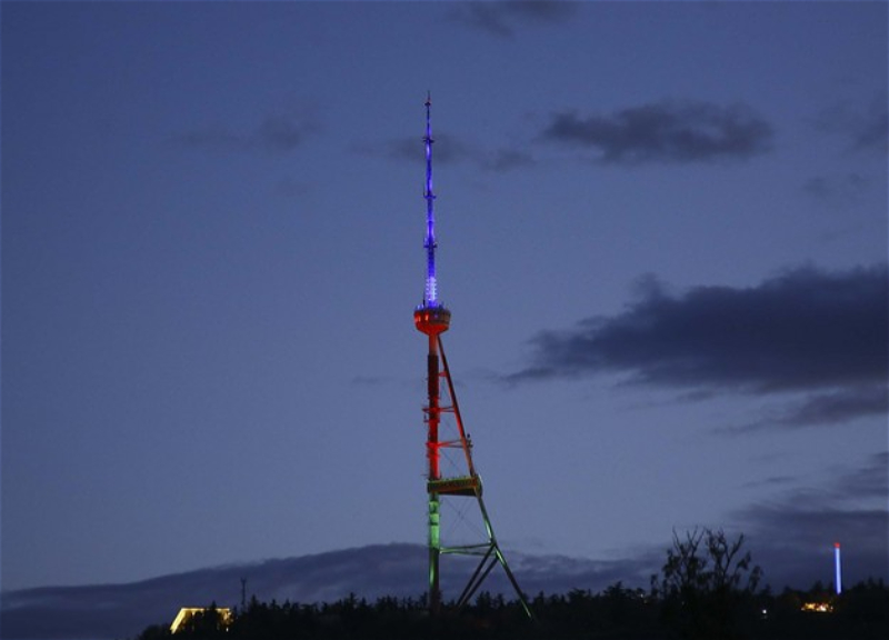 Тбилисская телебашня освещена цветами азербайджанского флага - ФОТО