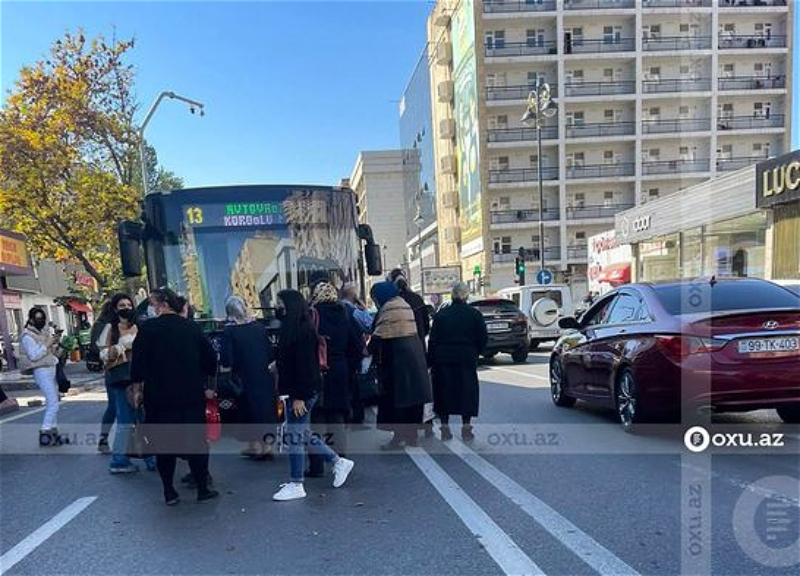В Баку пассажирский автобус попал в аварию, парализовав движение - ФОТО