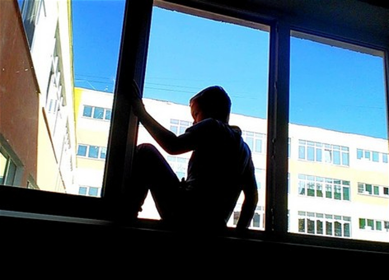 В бакинской школе ученик, чтобы сбежать с урока, выпрыгнул из окна