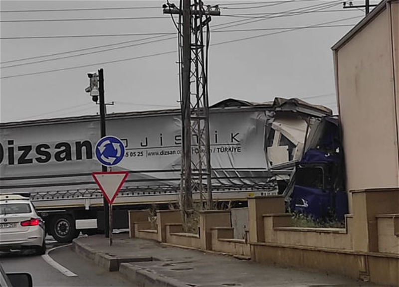 В Баку произошло ДТП с участием грузовика - ВИДЕО