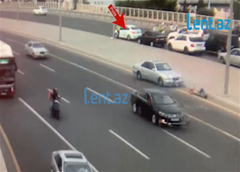 В Баку рядом с сотрудниками дорожной полиции автомобиль сбил пешехода – ВИДЕО