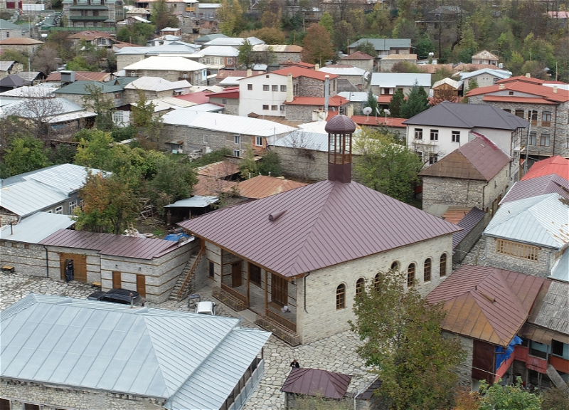 Prezident İlham Əliyev və birinci xanım Mehriban Əliyeva Lahıcdakı Bədöyün məscidində aparılan bərpa-təmir işləri ilə tanış olublar