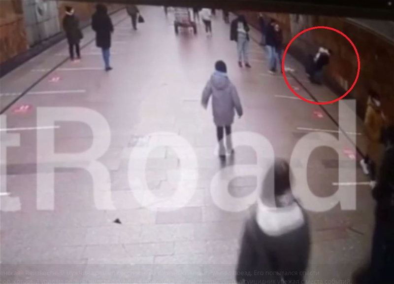 Азербайджанец погиб, пытаясь спасти прыгнувшего под поезд московского метро человека - ВИДЕО