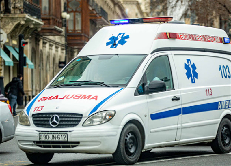 В Баку машина скорой помощи сбила пешехода