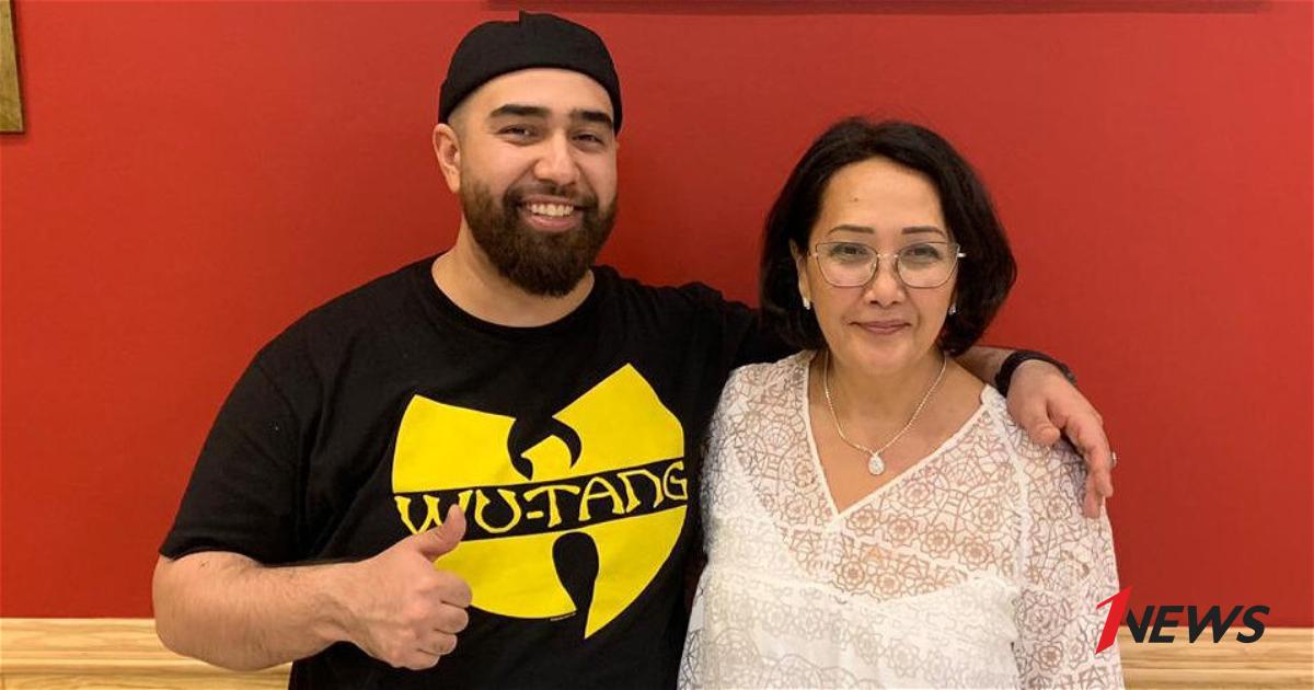 Әдемі порно көру және өте күшті оргазмты сезіну.