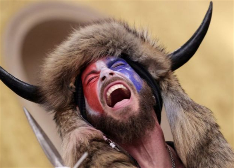 Знаменитый «викинг» в шапке с рогами получил 3,5 года тюрьмы за штурм Капитолия – ФОТО
