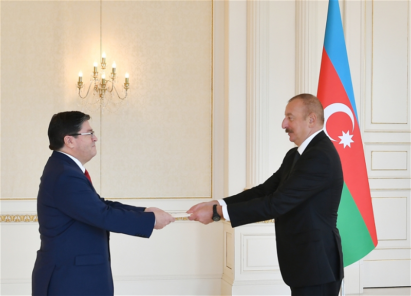 Президент Ильхам Алиев принял верительные грамоты новоназначенного посла Чили - ФОТО
