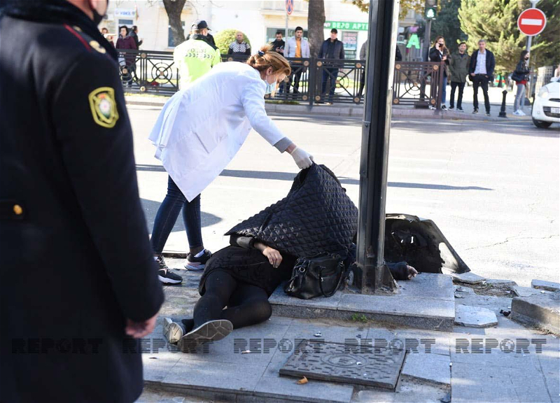В Баку в результате столкновения машин погибла стоявшая на тротуаре женщина – ФОТО