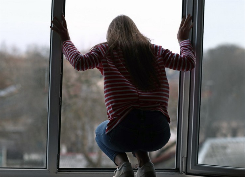 В Баку 19-летняя девушка совершила суицид - ФОТО