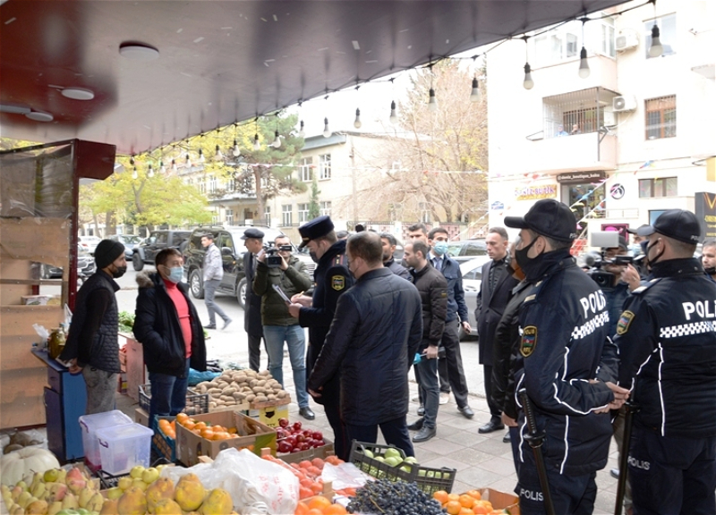 В Баку проводятся рейды, связанные с незаконной уличной торговлей - ФОТО
