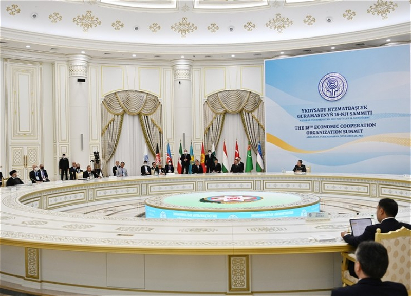 Ильхам Алиев принял участие в официальном обеде в честь участников XV Саммита ОЭС