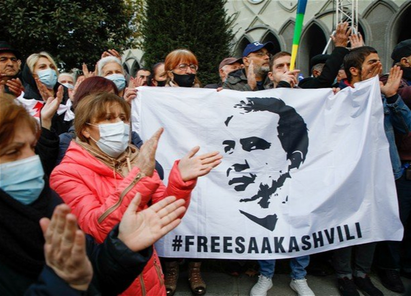 Полиция применила перцовый спрей для разгона сторонников Саакашвили