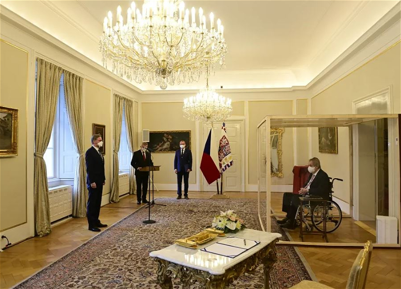 Президент Чехии появился на официальной церемонии в прозрачном кубе - ФОТО