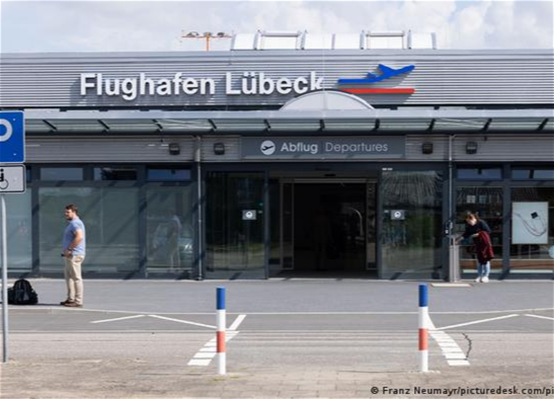 В аэропорту Любека врач вводил желающим самодельную вакцину