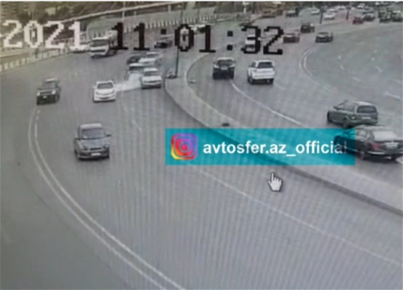 В Баку перебегавшего дорогу пешехода сбила машина – ВИДЕО