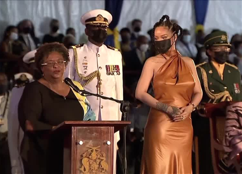 «Сияй как бриллиант»: Рианна стала национальным героем Барбадоса – ВИДЕО
