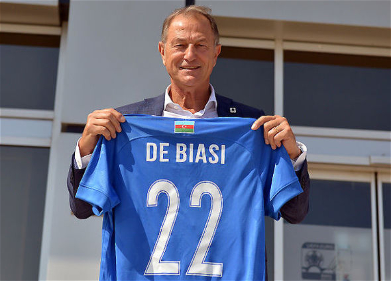 Де Бьязи дали 10 месяцев. Почему итальянца оставили у руля сборной Азербайджана?
