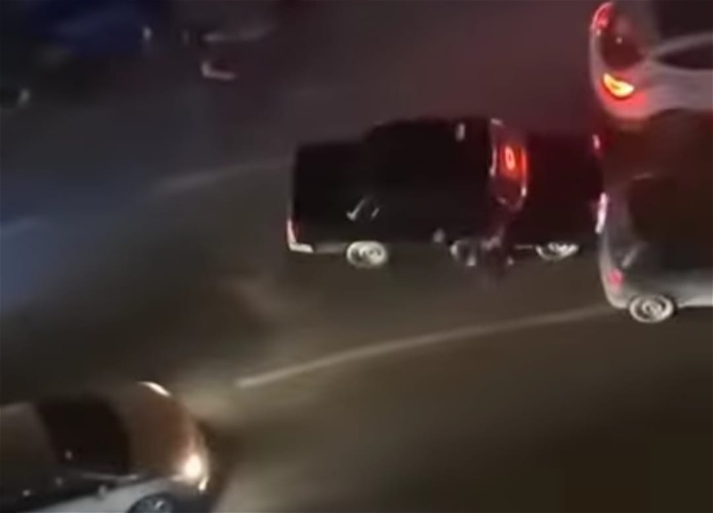 В Баку автохулиган намеренно врезался в машины - ВИДЕО