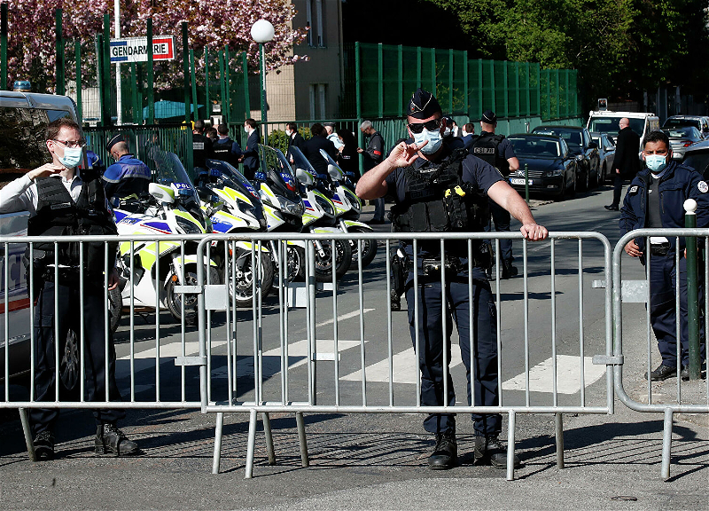 Во Франции мужчина в костюме ниндзя с саблей напал на полицейских