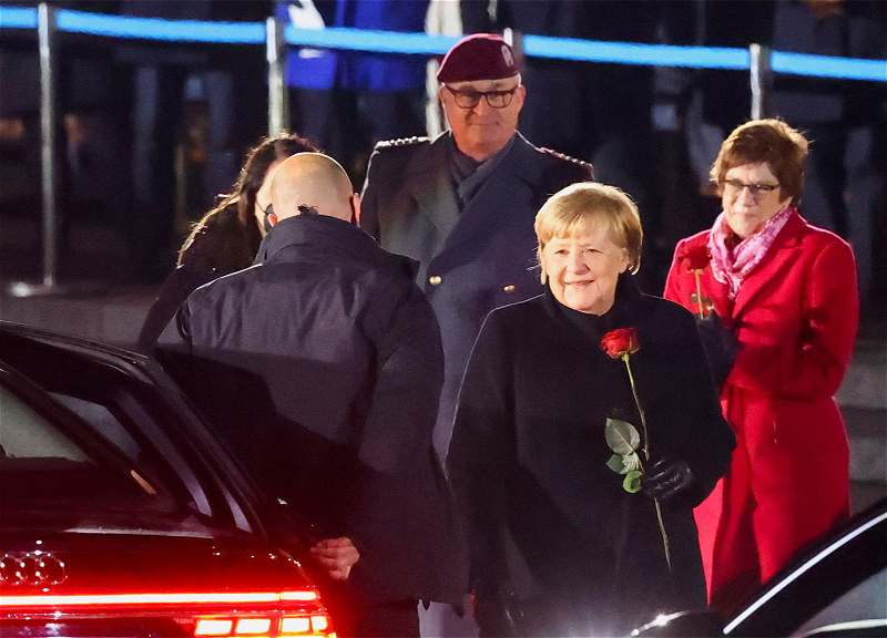 «Вечерняя заря», панк-рок, факельное шоу: Ангелу Меркель проводили с поста канцлера ФРГ – ФОТО - ВИДЕО